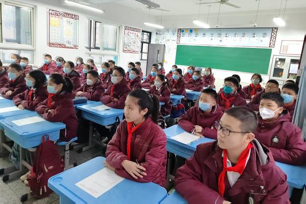 10.各班通过校园智慧平台线上法治安全学习 10.各班通过校园智慧平台线上法治安全学习